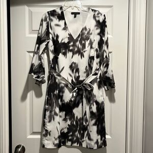 Banana Republic Black/White Bell Sleeve Shift Dress size Small.